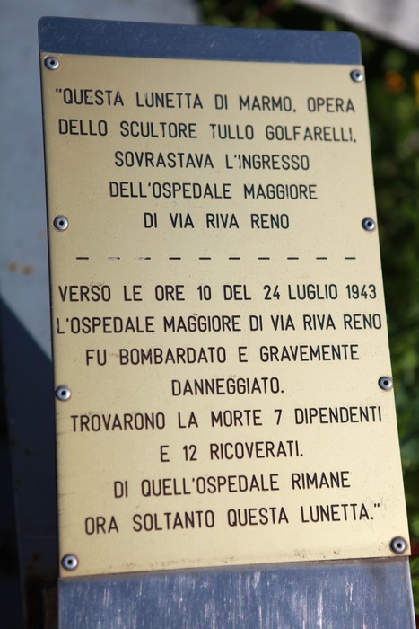 Monumento commemorativo al bombardamento dell'Ospedale Maggiore, con dettagli sulla tragedia del 24 luglio 1943.