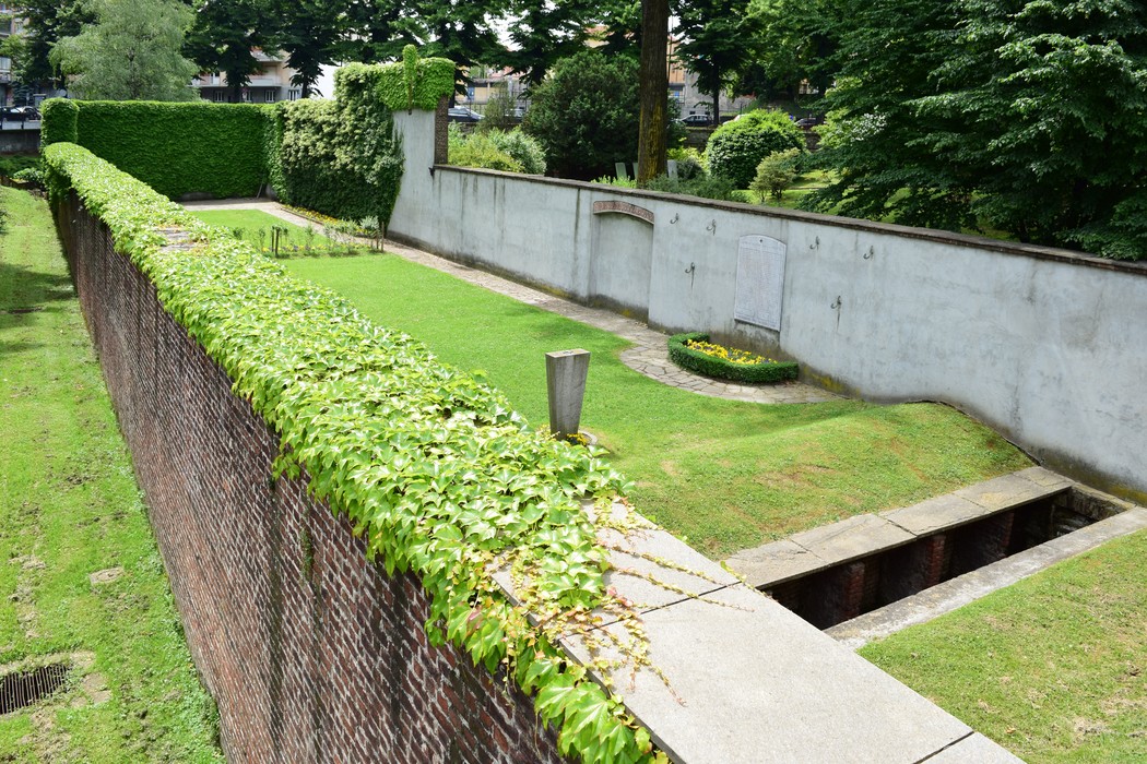 Il Sacrario del Martinetto è un luogo di memoriale immerso nel verde, caratterizzato da pareti in muratura e un giardino curato.