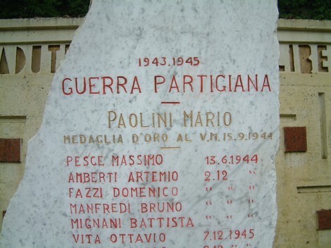 Monumento ai caduti della Bassa Tambura, dedicato a Paolini e ai partigiani. Rappresenta memoria e commemorazione.