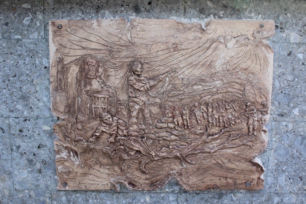 Monumento ai fratelli Pellegrini, rilievo scolpito che celebra il loro sacrificio e la memoria storica.