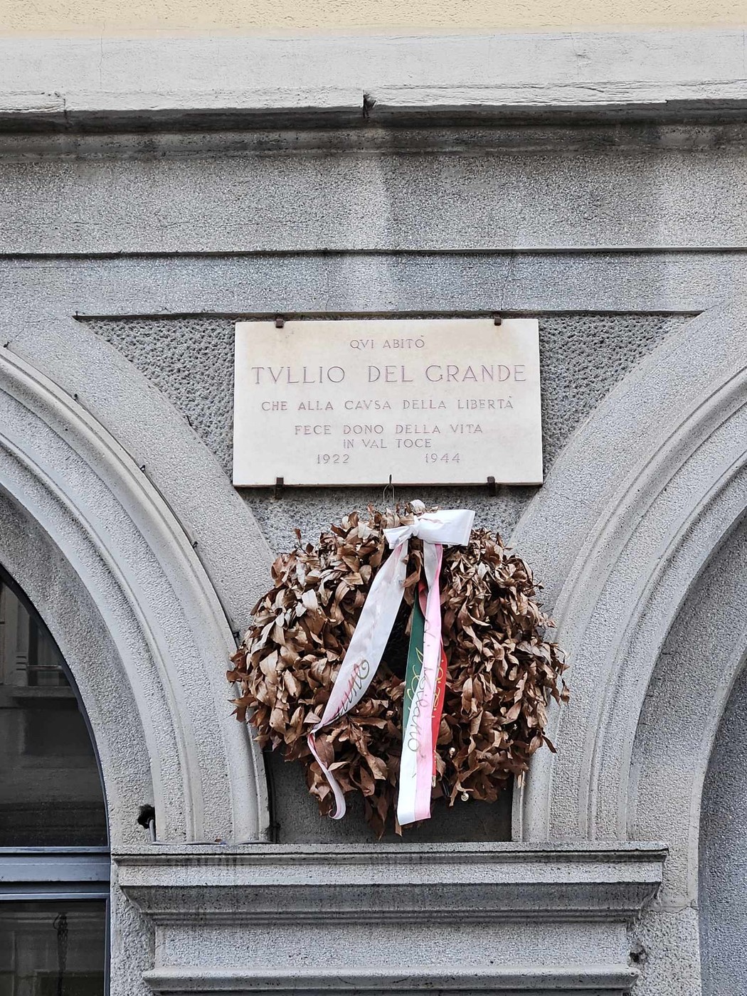 Lapide commemorativa dedicata a Tullio Del Grande, simbolo di libertà e sacrificio.