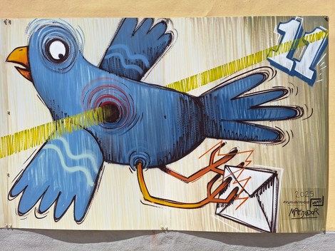 Murale colorato di un uccello blu che trasporta una busta, con elementi grafici energetici e numeri.