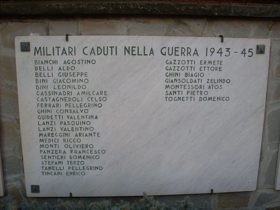 Monumento ai Caduti di Toano, commemorazione dei militari della guerra 1943-45 con nomi incisi.