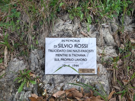 Lapide commemorativa in memoria di Silvio Rossi, vittima dei nazifascisti nel 1944.