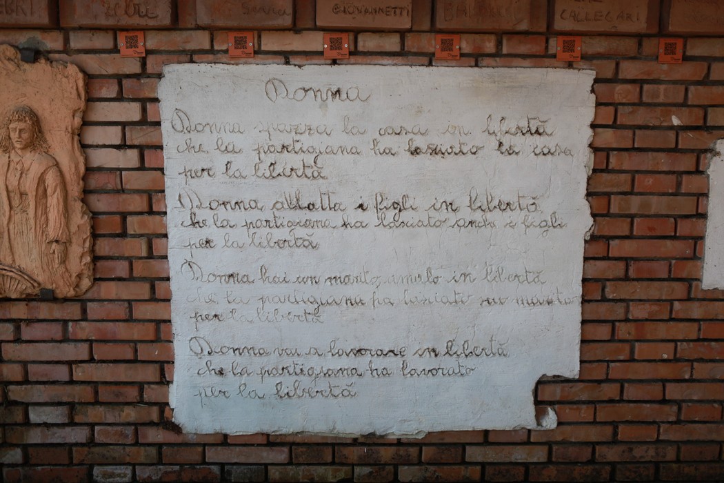Monumento dedicato alle 128 partigiane, commemora il loro contributo alla lotta per la libertà.