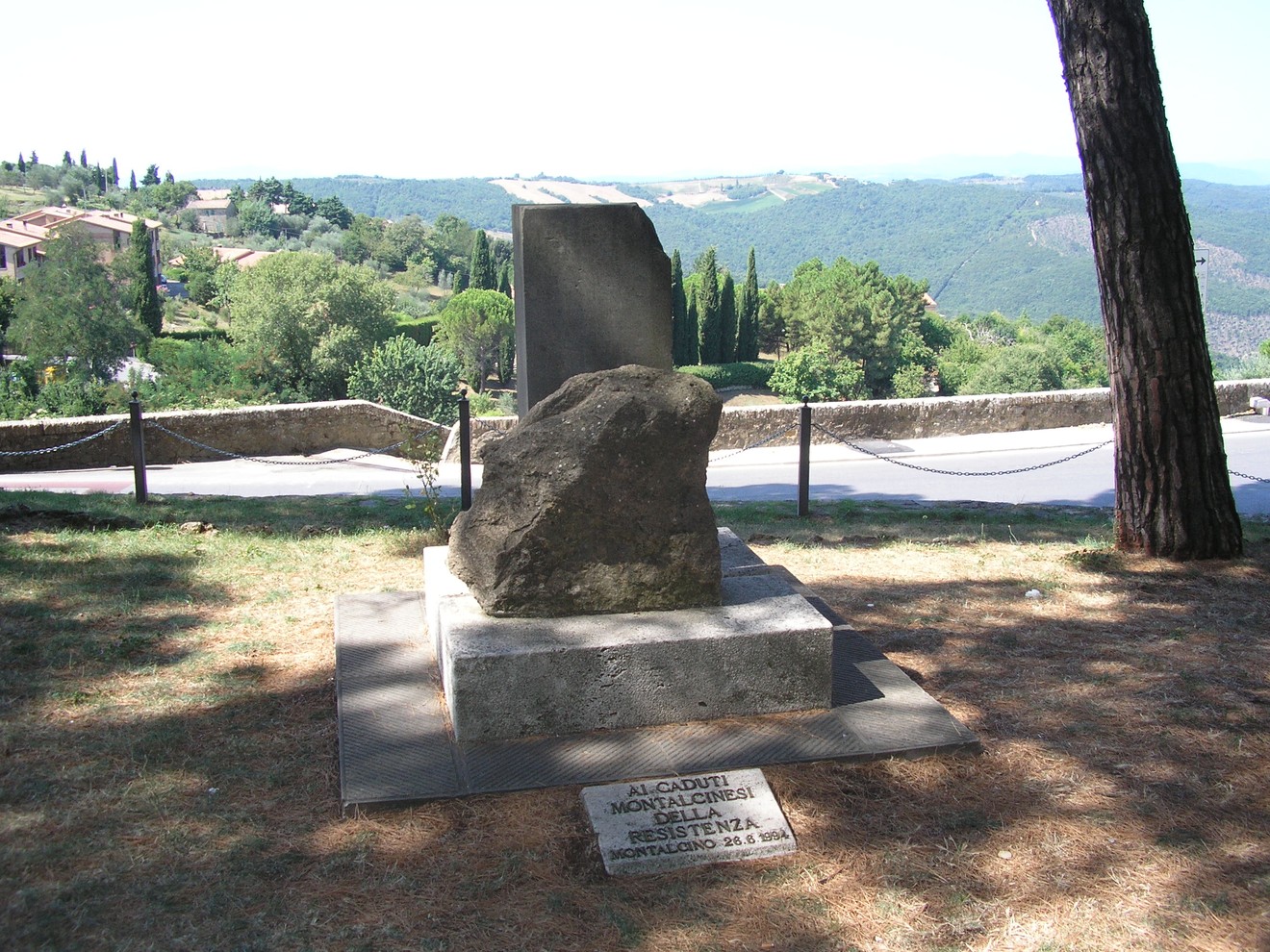 Monumento ai caduti della resistenza, situato in un paesaggio collinare sereno e suggestivo.