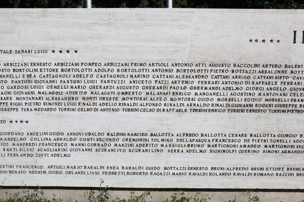 Monumento ai Caduti con iscrizioni commemorative in onore dei soldati deceduti.
