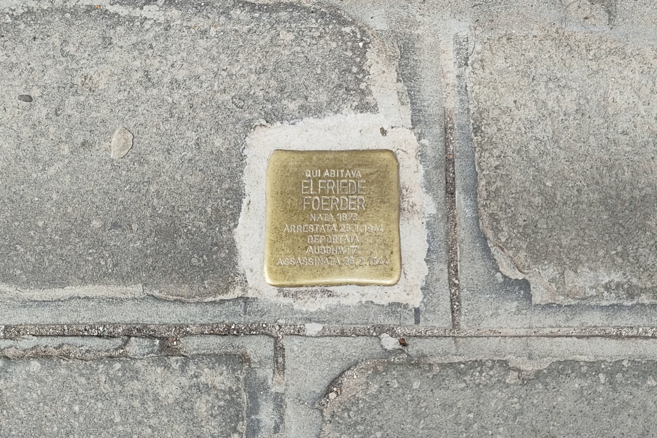Pietra d'inciampo dedicata a Elfriede Foerder, installata su un pavimento di pietra.