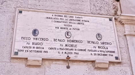 Lapide commemorativa ai partigiani di Ruvo di Puglia, dedicata ai caduti della resistenza italiana.
