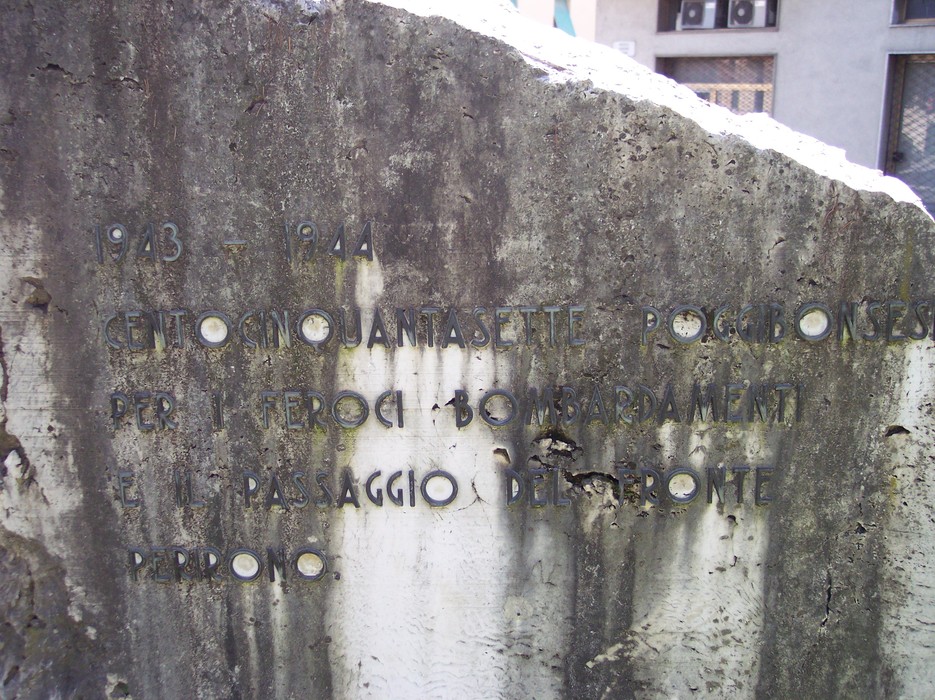 Monumento commemorativo ai caduti per i bombardamenti tra il 1943 e il 1944, situato in un contesto urbano.