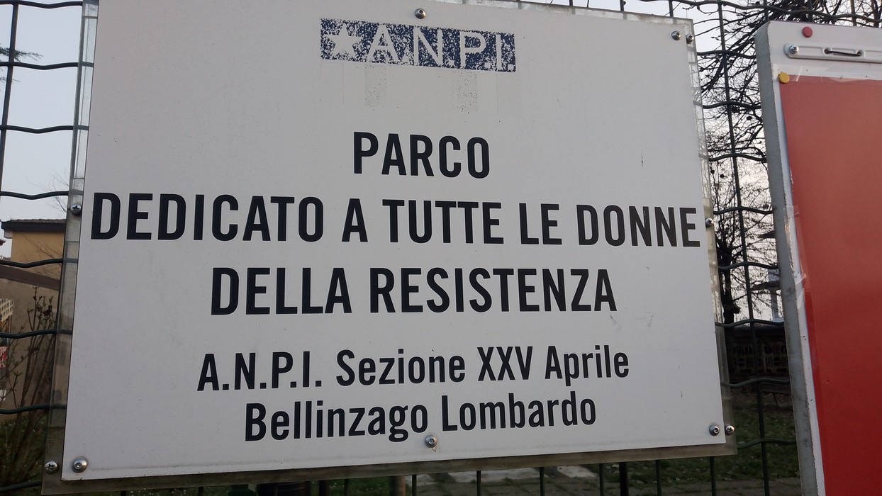 Panchine nel parco dedicato alle donne della Resistenza, circondate da natura e tranquillità.