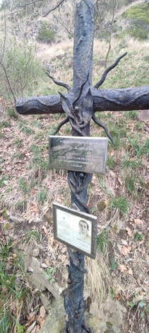 Croce a Marra, monumento commemorativo incastonato nel verde, simbolo di memoria e riflessione.