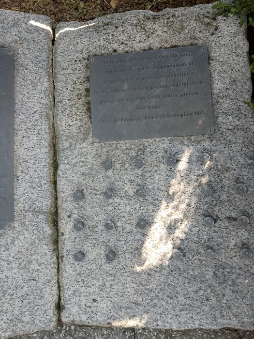 Monumento a D'Acquisto, commemorazione e memoria in un contesto naturalistico tranquillo.