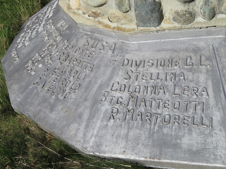 Monumento dedicato alle brigate partigiane, simbolo di resistenza e lotta per la libertà.