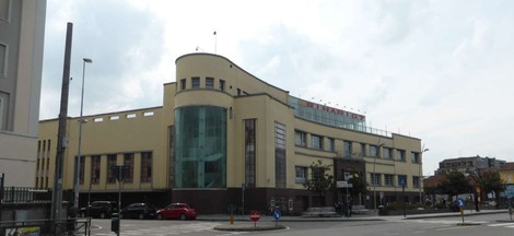 Lapide commemorativa dell'ex Casa del Balilla, edificio storico con architettura razionalista.