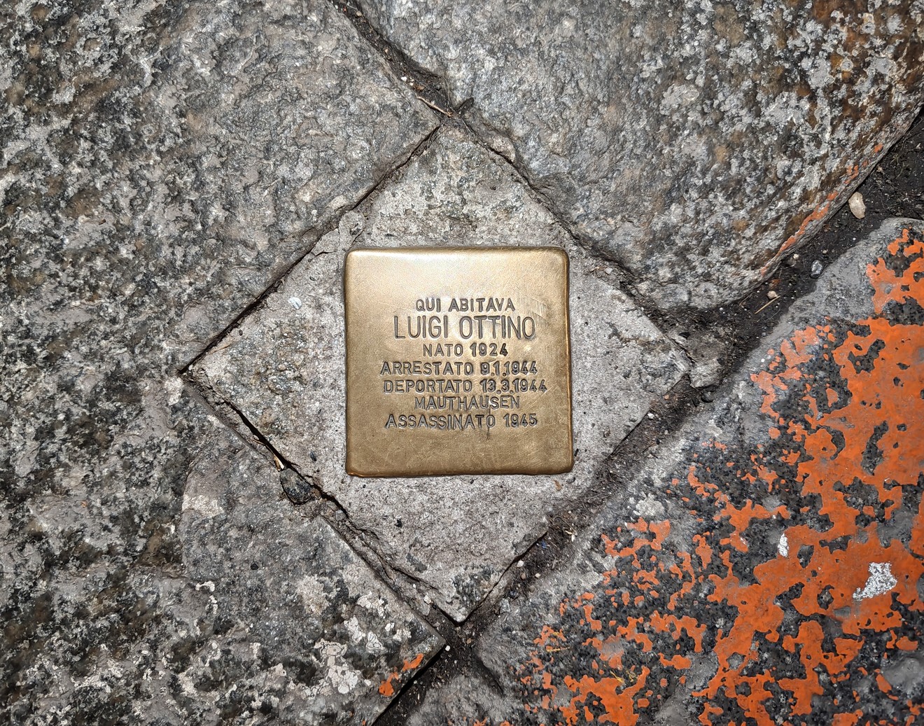 Pietra d'inciampo dedicata a Luigi Ottino, commemorazione della sua vita e persecuzione.