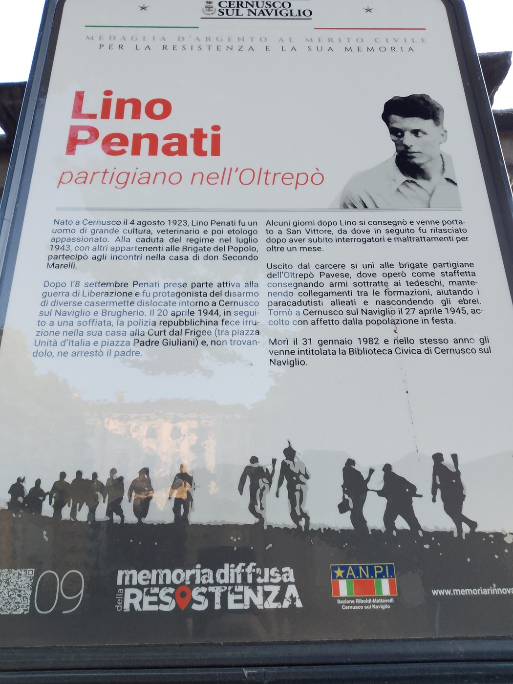 Targa commemorativa dedicata a Lino Penati, partigiano nell'Oltrepò, con informazioni sulla sua vita e resistenza.