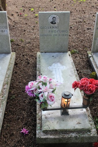 Tombe dei caduti per la Libertà, decorate con fiori e lumini, evocano un'atmosfera di rispetto e memoria.