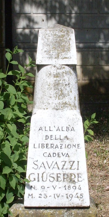 Cippo commemorativo dedicato a Savazzi Giuseppede, con iscrizione storica.