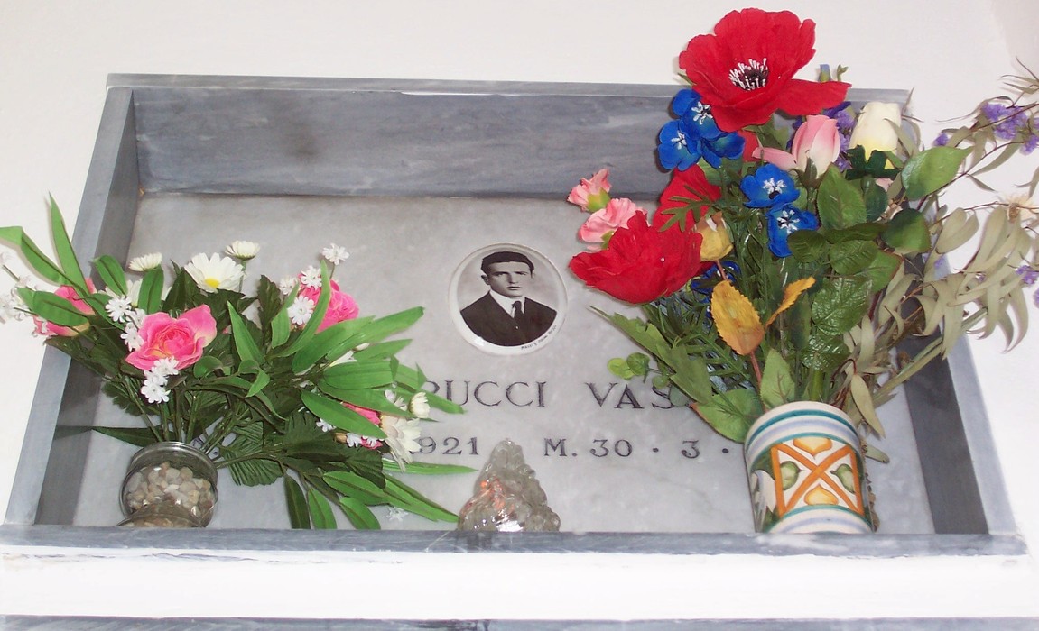Cappella dei Caduti Partigiani, decorata con fiori in omaggio ai martiri della resistenza.