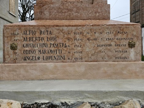 Monumento ai Caduti di Tabellano, con nomi incisi in marmo, omaggio ai soldati caduti durante i conflitti.