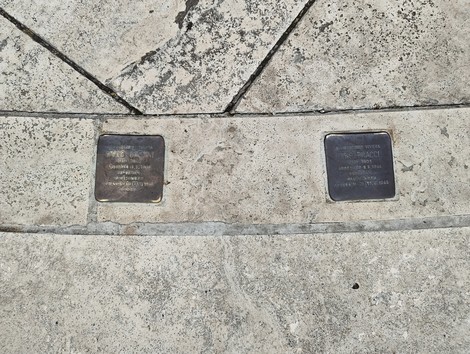 Pietre d'inciampo commemorative dedicate agli operai della Saffa, incastonate nel pavimento.