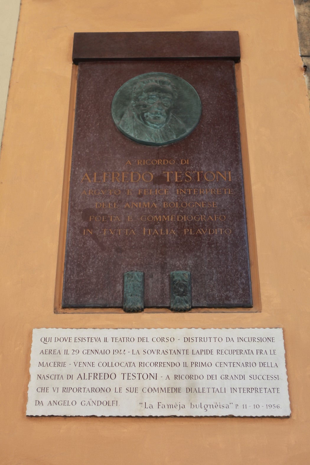 Lapide commemorativa dedicata a Alfredo Testoni, situata nel luogo del distrutto Teatro del Corso.
