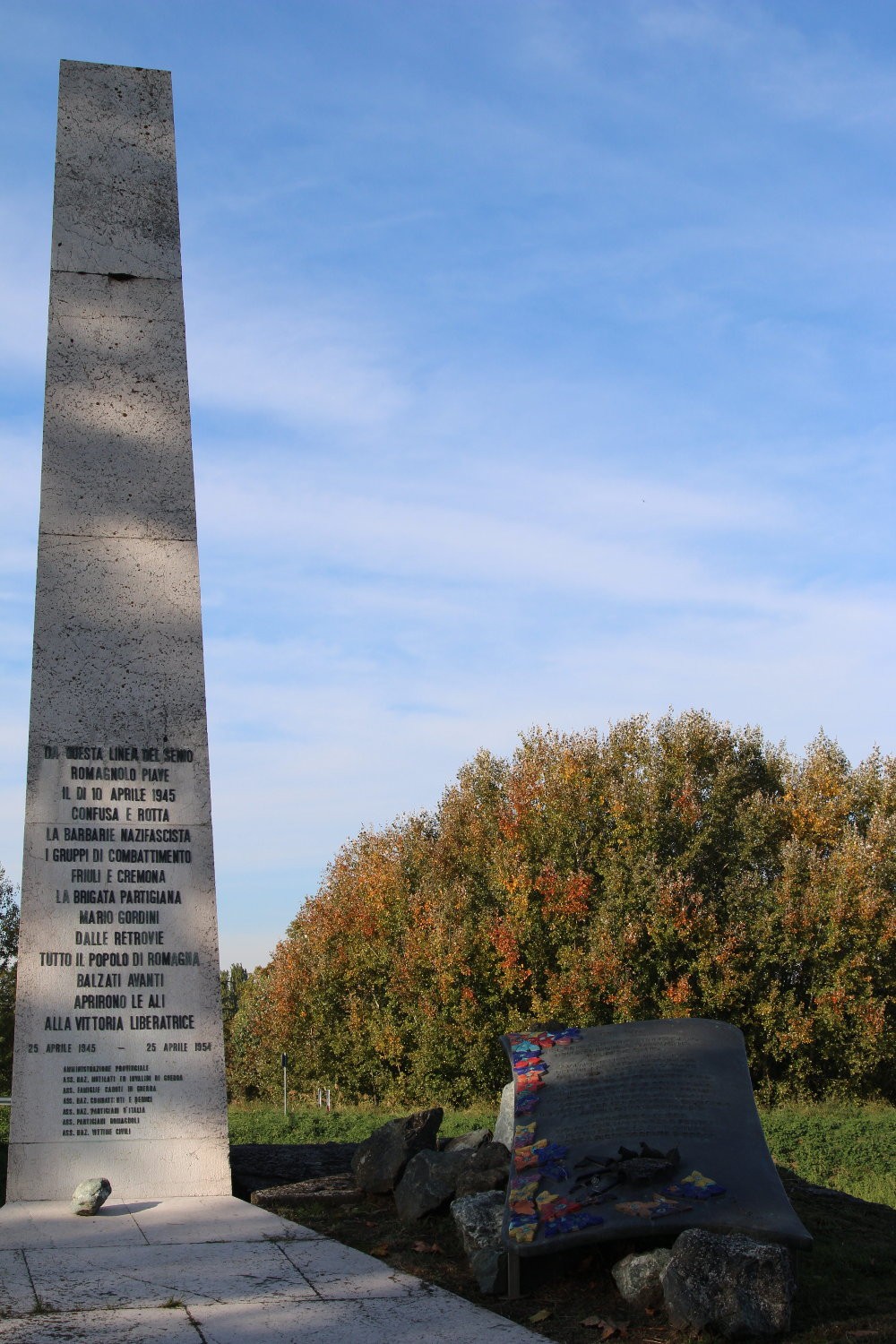 Monumento commemorativo per lo sfondamento del fronte sul Senio, simbolo di memoria storica e resistenza.