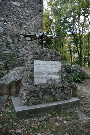 Monumento commemorativo vicino alla chiesa di Sant'Anna di Stazzema, immerso nella natura.