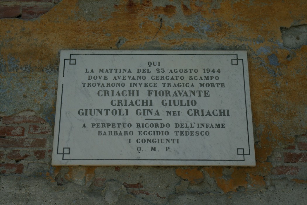 Lapide commemorativa dedicata a Criachi Fioravante, Giulio e Gina, vittime dell'eccidio del 23 agosto 1944.