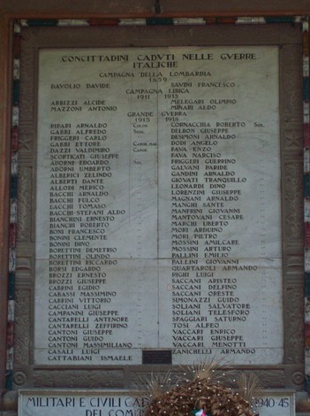 Lapide commemorativa che onora i caduti militari e civili di Brescello nelle guerre mondiali.