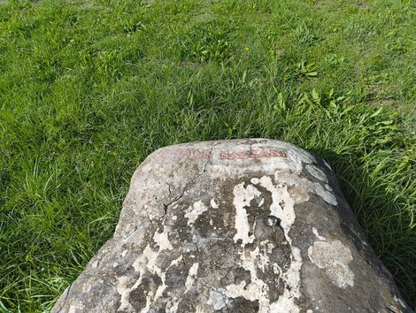 Monumento ai partigiani caduti a Monte Sabbiuno, simbolo di memoria e resistenza.