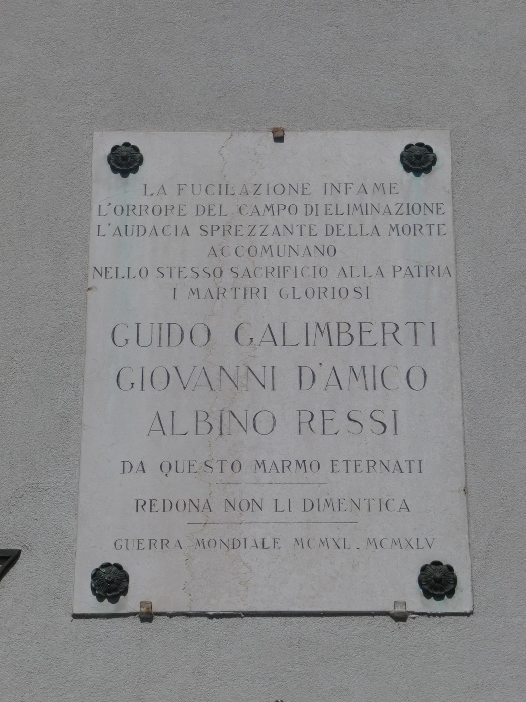Lapide commemorativa dedicata a Galimberti, Ressi e D'Amico, ricordando il loro sacrificio durante la guerra.