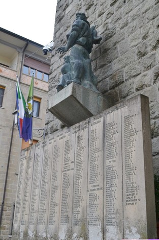 Monumento ai caduti di Pavullo, commemorazione con scultura e lista dei nomi dei caduti in guerra.