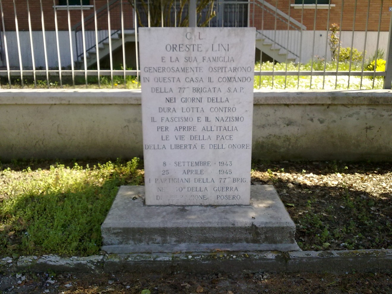 Cippo commemorativo dedicato a Oreste Lini, eroe della 77° S.A.P., in memoria della lotta contro fascismo e nazismo.