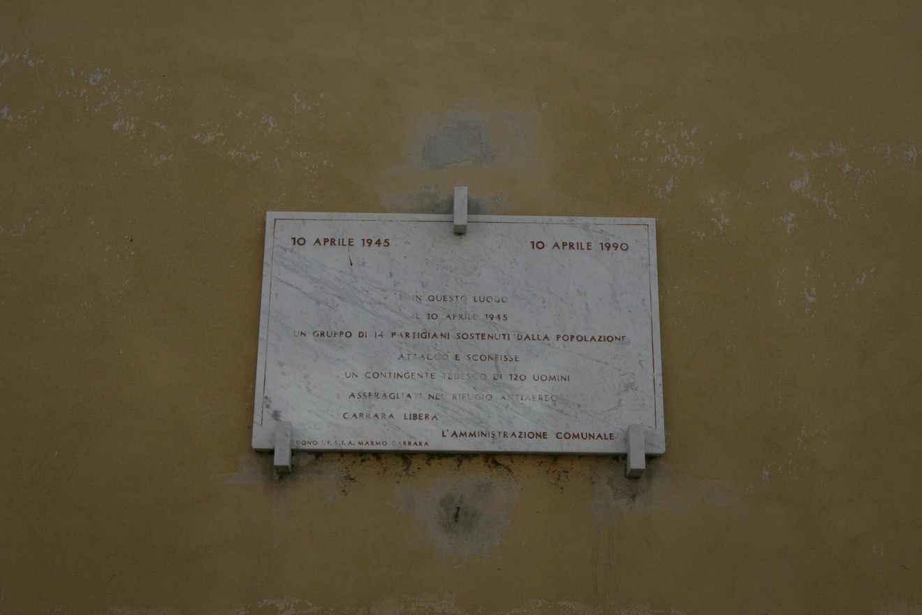 Lapide commemorativa dell'assalto al rifugio, 10 aprile 1945 e 10 aprile 1990, per ricordare eventi storici significativi.