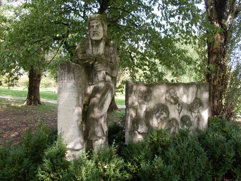 Monumento ai Cervi: scultura commemorativa circondata da verde, simbolo di ricordo e cultura locale.