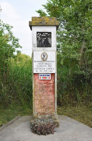 Cippo commemorativo dedicato a Virginio Benedetti, caduto per la libertà nel 1944. Museo all'aperto della memoria storica.