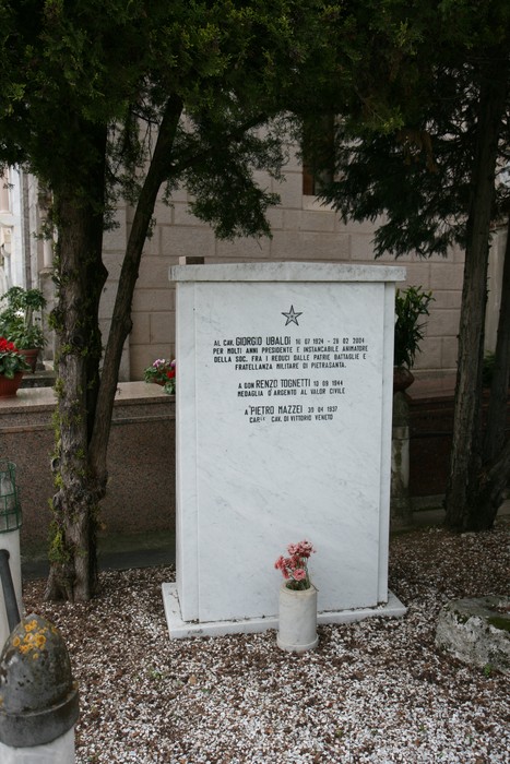 Monumento ai caduti della Croce Rossa, dedicato alla memoria dei soccorritori e dei loro sacrifici.