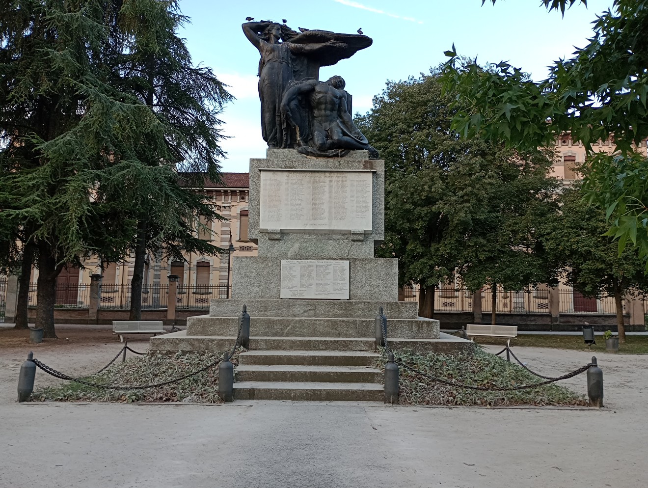 Monumento dedicato ai caduti delle guerre mondiali, simbolo di memoria e riconoscenza.