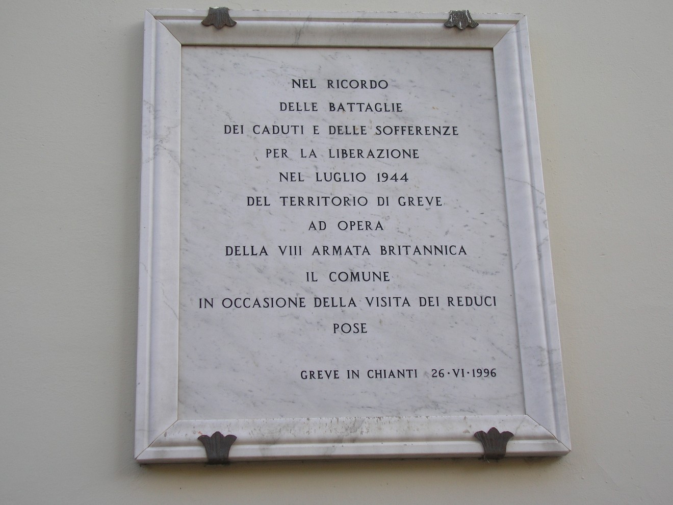 Lapide commemorativa per i caduti della VIII Armata Britannica, eretta nel 1996 a Greve in Chianti.