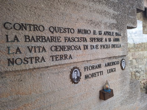 Memoriale in pietra dedicato a Fiorani e Moretti, vittime della barbarie fascista il 13 aprile 1944.