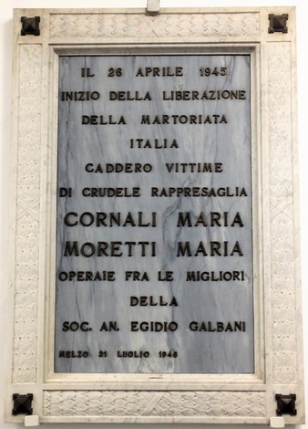Lapide commemorativa in marmo per Cornali e Moretti, vittime della rappresaglia del 26 aprile 1945.