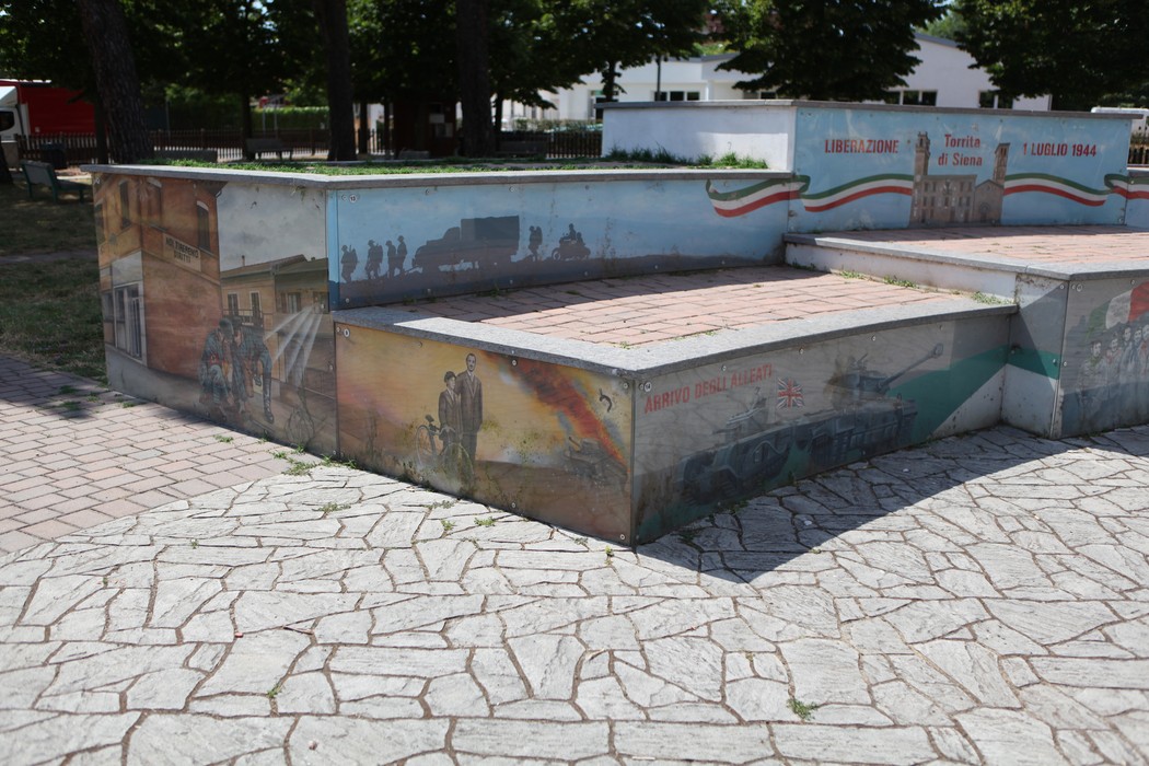 Murali colorati nel parco della Liberazione, che commemorano eventi storici e figure significative.
