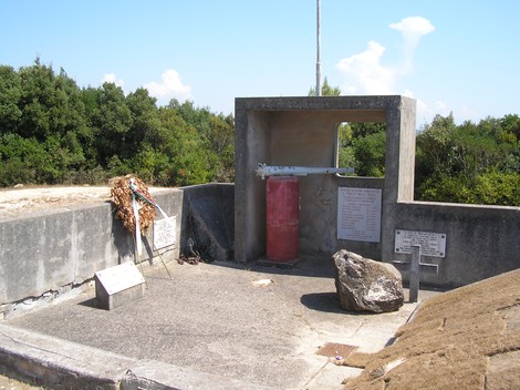 Sacrario del Castellaccio: monumento commemorativo circondato da natura, ricco di storia e riflessione.