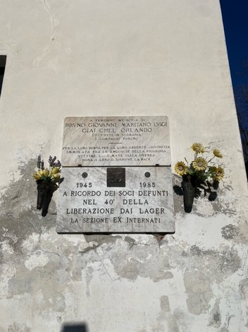 Lapidi commemorate per onorare gli ex internati, simbolo di memoria e riconoscenza.