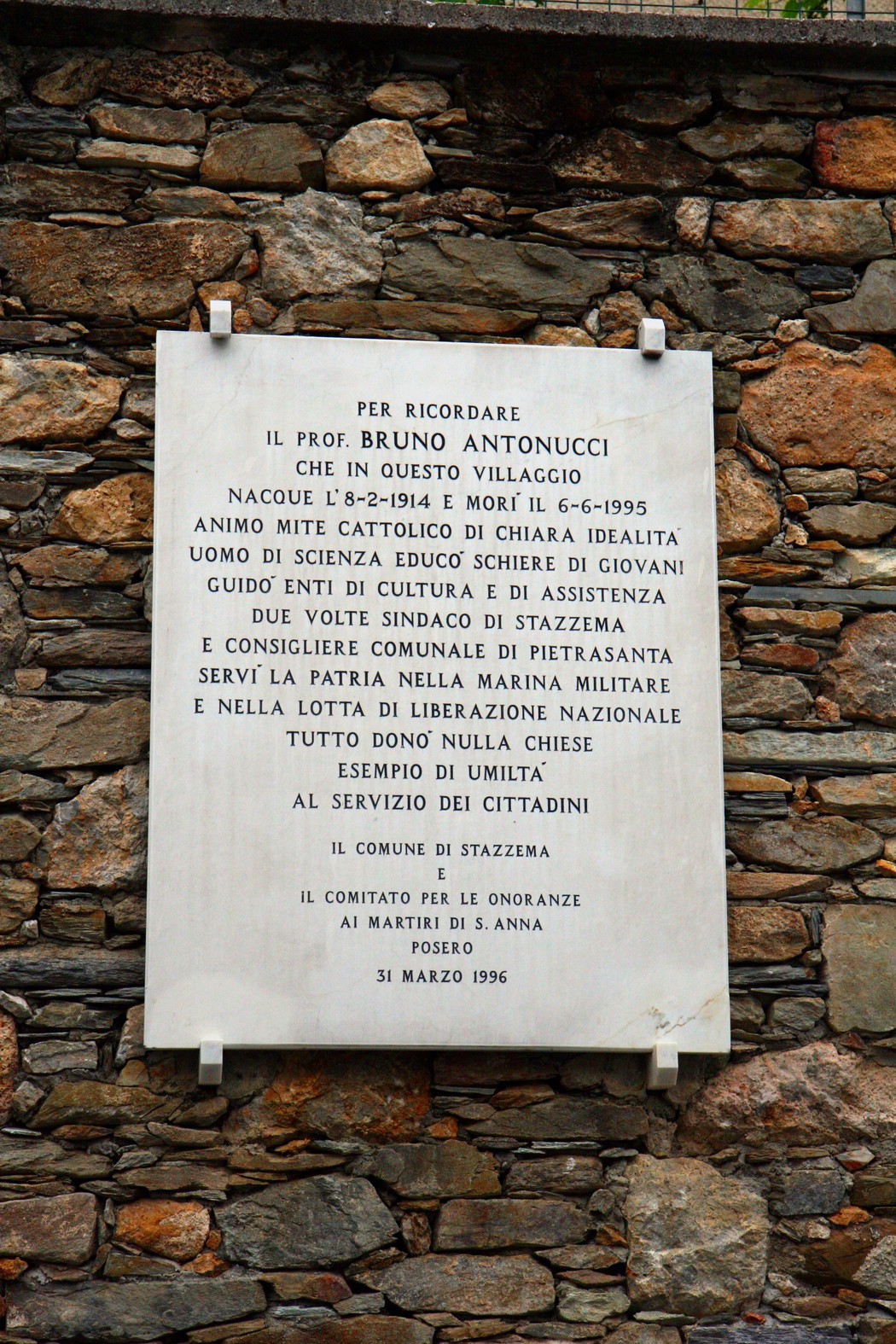 Lapide commemorativa dedicata al prof. Bruno Antonucci, situata a Stazzema, in onore del suo operato.
