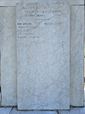 Monumento ai Caduti di San Giovanni in Croce con iscrizioni commemorative su pietra.