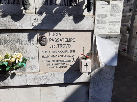 Il "Sacrario ai martiri della libertà" ricorda i caduti per la libertà, con monumenti e dedicazioni significative.