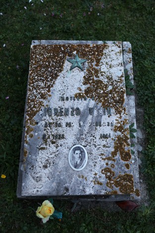 Targa commemorativa dedicata ai partigiani pratesi, con simboli e decorazioni in ricordo dei caduti.